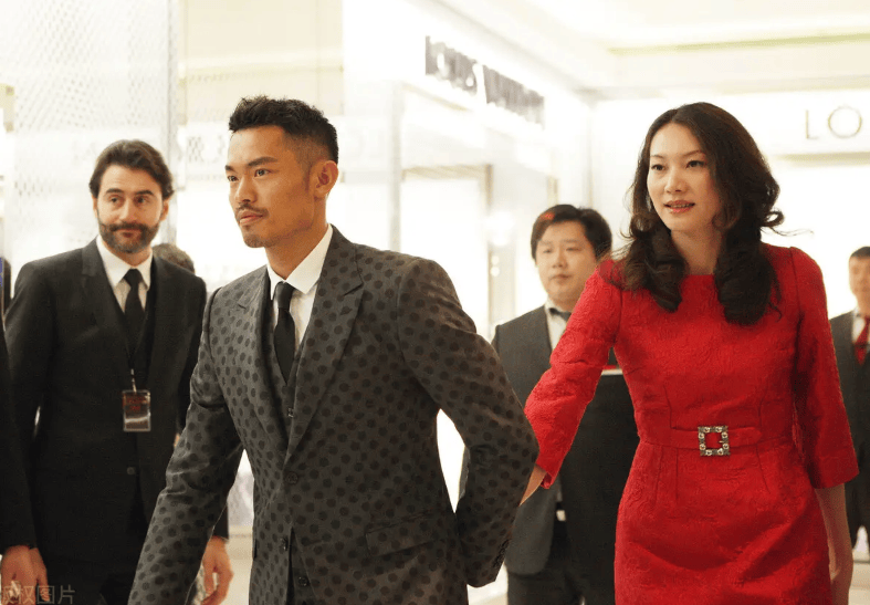 林丹送8岁儿子西班牙学网球,谢杏芳和婆婆陪读,住大别墅很享受
